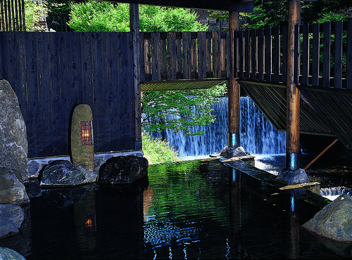 28.滝を眺める渓流の湯.jpg