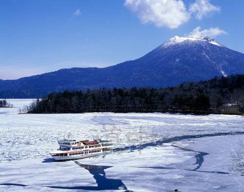 遊覧船の氷割り