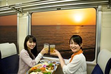 列車内乾杯の夕景③（モデル２人）.jpg