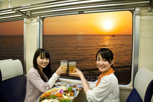 列車内乾杯の夕景③（モデル２人）.jpg