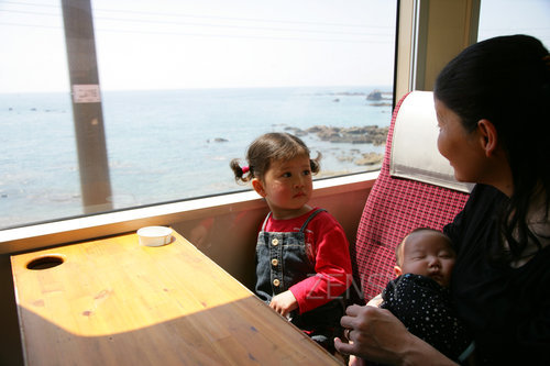 肥薩おれんじ鉄道　列車内子供＋親【東シナ海】.JPG