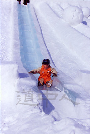 中雪像(すべり台３)