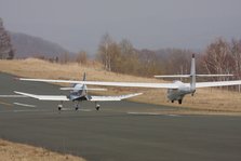 飛行機に引かれて離陸するところ（北見）