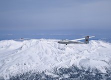 暑寒別岳上空を飛行する３３-3（滝川）