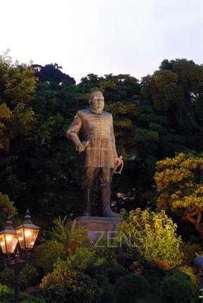 07西郷銅像ライトアップ（遠).jpg