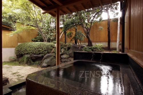 山茶亭　楠の間　露天風呂.JPG