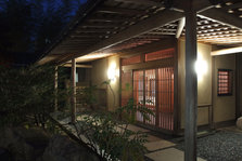 翠月　玄関（夜）.JPG