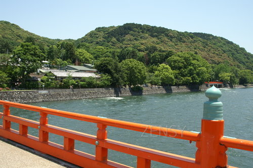 Uji_river_and_Asahiyaki.JPG