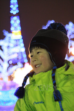 札幌电视塔下，很美丽也很“冻人”.jpg