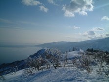 06トッカリムイ岳から知床半島の付け根を望むDSCF0102.JPG