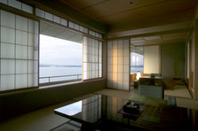 加賀屋浜離宮客室04.jpg