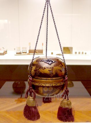 日本东京国立博物馆藏-明治时代若松鹤龟甲纹莳绘吊香炉c.JPG