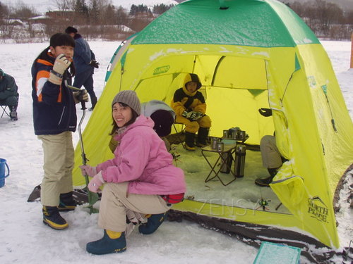 Ice_hole_Fishing01.JPG
