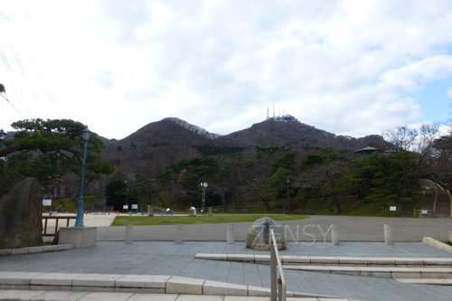 広場から函館山.JPG