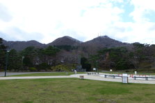 広場から見る函館山.JPG