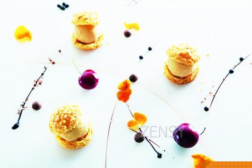 Profiterole with hot chocolate sauce绌哄