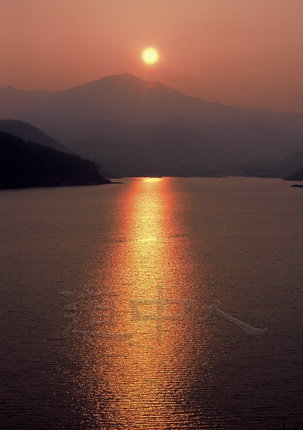 旭岳と忠別湖（夕方）